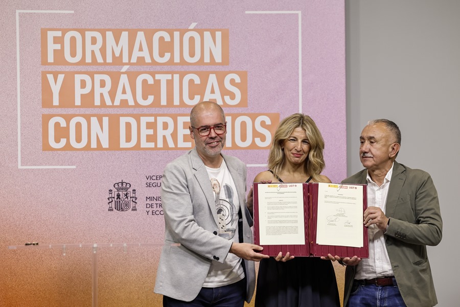 Yolanda Díaz con Unai Sordo, y Pepe Álvarez (d), tras firmar el denominado estatuto del becario.