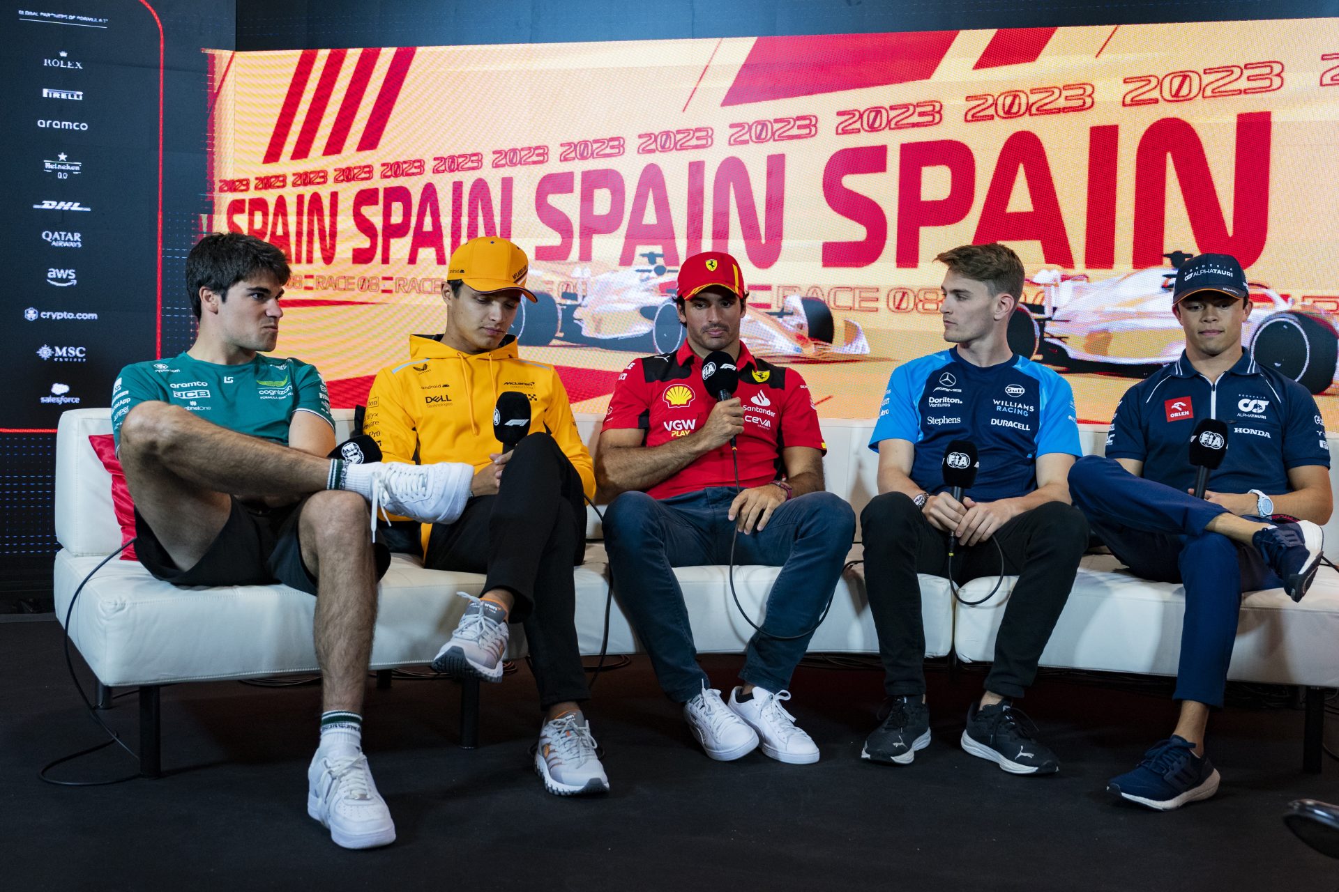 Los pilotos de Fórmula 1, Lance Stroll del equipo Aston Martin, Lando Norris del equipo McLaren, Carlos Sainz del equipo Scuderia Ferrari, Logan Sargean del equipo Williams y Nyck de Vries del equipo AlphaTauri durante la rueda de prensa celebrada hoy previa al GP de España que se celebra este fin de semana en el Circuito de Barcelona.
