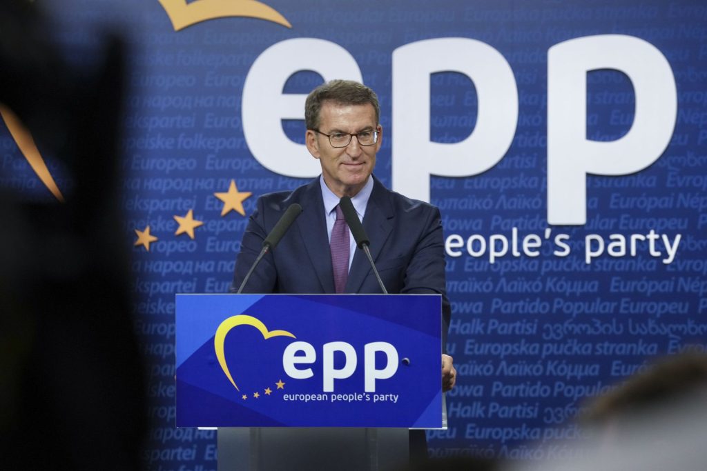 El presidente del PP, Alberto Núñez Feijóo, en una rueda de prensa este jueves en Bruselas. 