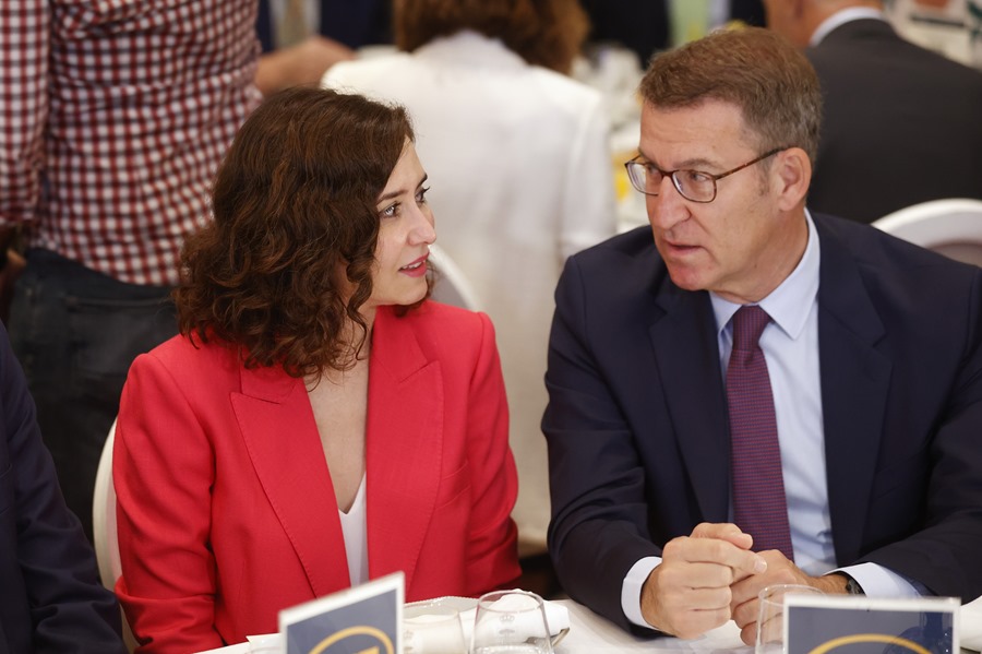 El presidente del PP, Alberto Núñez Feijóo (d), conversa con la presidenta de la Comunidad de Madrid en funciones, Isabel Díaz Ayuso, hoy en Madrid.