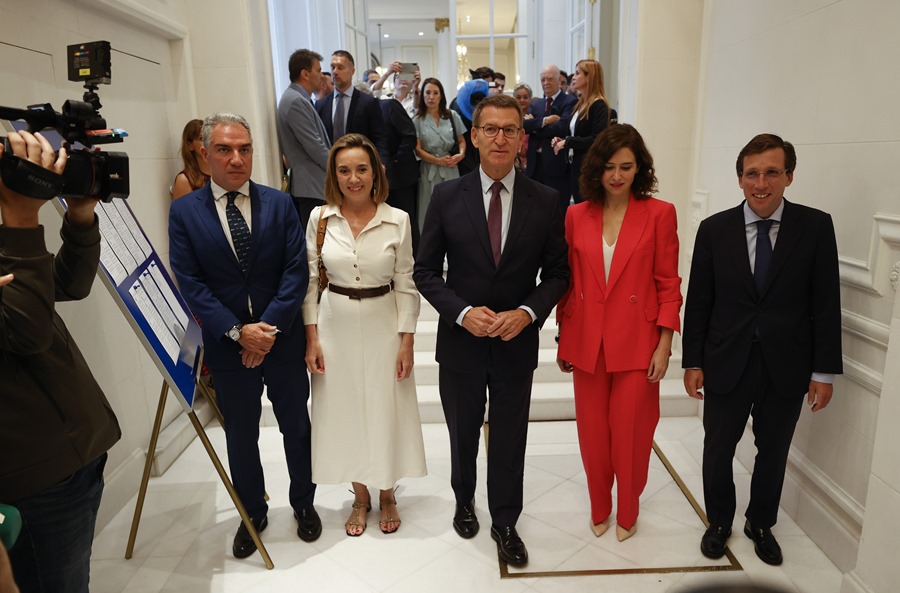 El presidente del PP, Alberto Núñez Feijóo (c), acompañado acompañado por líderes de su partido, hoy en Madrid.