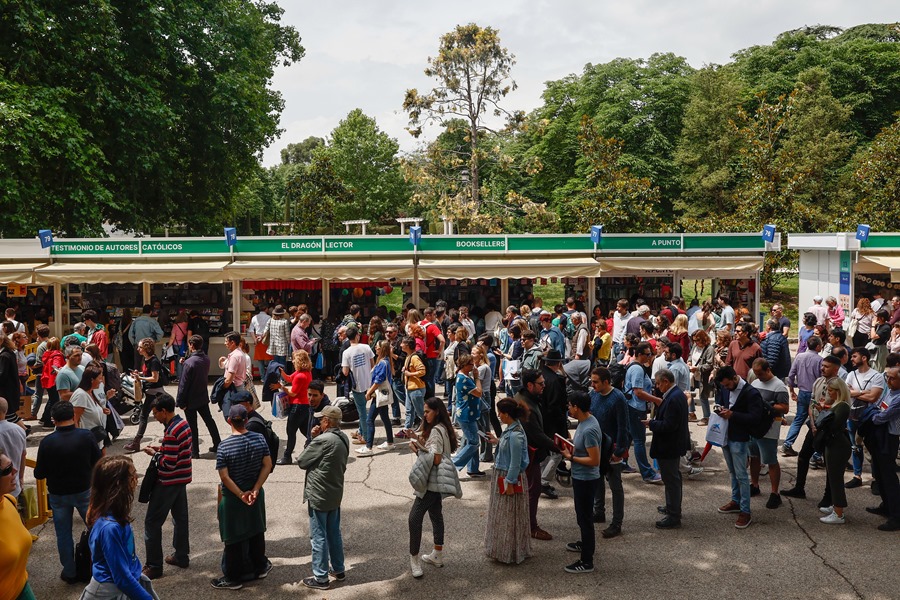 Una multitud de visitantes abarrota la Feria del Libro de Madrid en el Parque del Retiro.