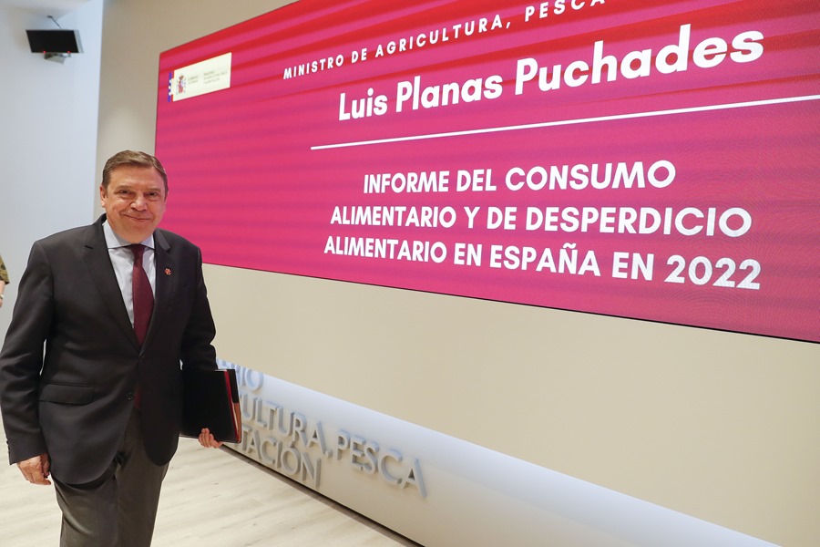 El ministro de Agricultura, Luis Planas, presenta el informe de consumo y desperdicio de alimentos en España en 2022, este jueves en Madrid. 
