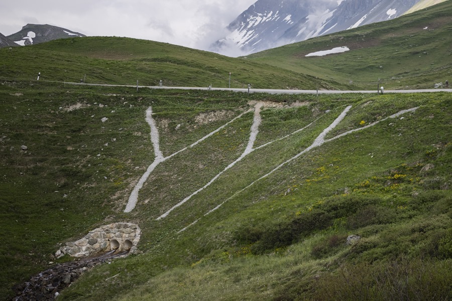 Image of the area where the cyclist Gino Mäder fell, in yesterday's stage of the Tour of Switzerland
