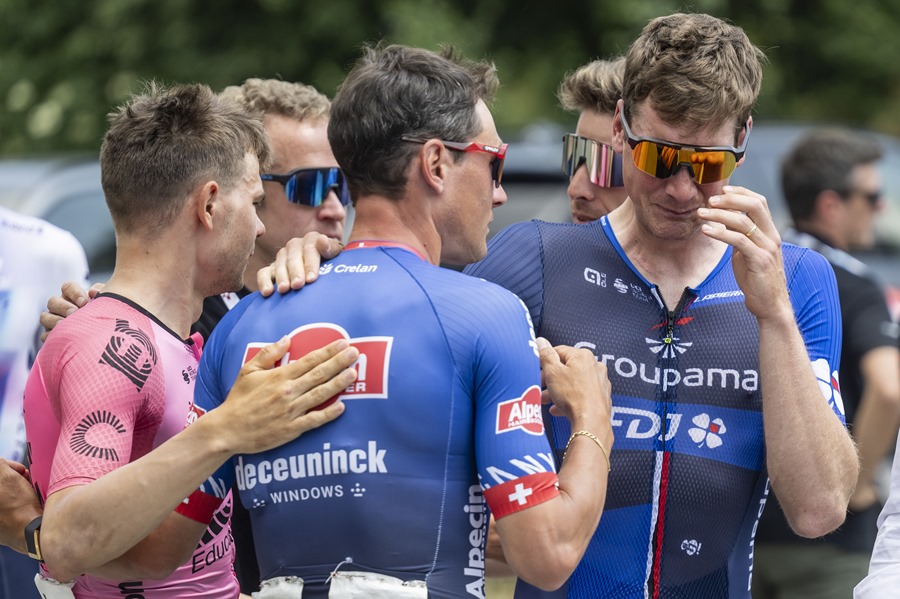 Ciclistas, compañeros de Gino Mäder, lamentan su muerte hoy, tras caerse ayer en la etapa del Tour de Suiza. 