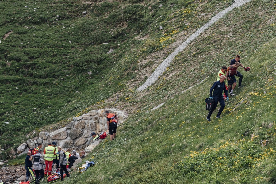 Los equipos de emergencia del Tour de Suiza en la zona donde se cayó el ciclista Gino Mäder.