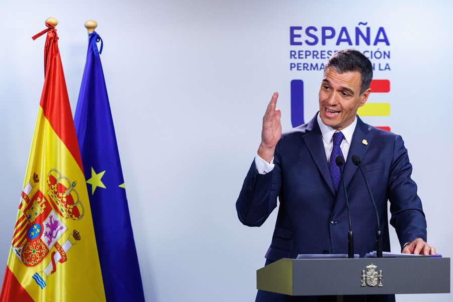 Sánchez acusa a Feijóo de pactar con Vox "recortes obscenos" de derechos a cambio de votos