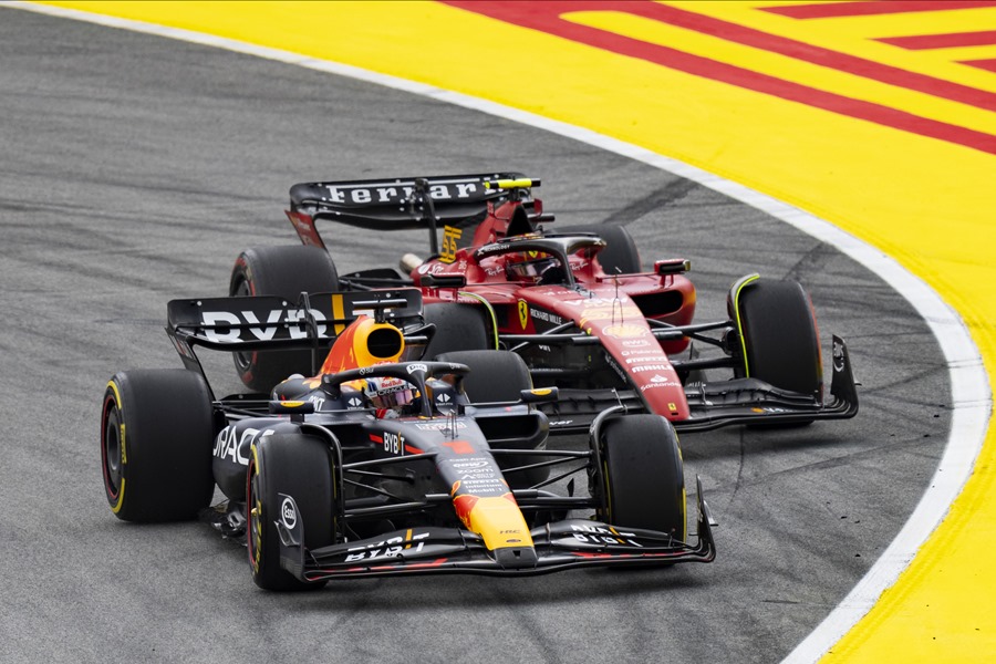 El piloto neerlandés Max Verstappen (Red Bull) y el español Carlos Sainz (Ferrari) en el circuito de Barcelona en el Gran Premio de España de Fórmula Uno.
