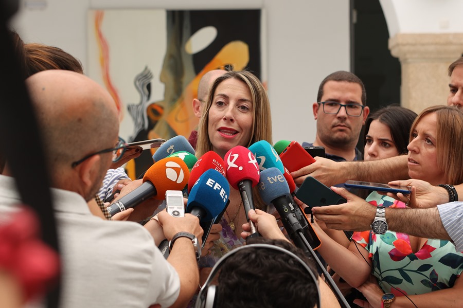 María Guardiola pide "unos días" a la Asamblea de Extremadura para retomar los contactos con Vox