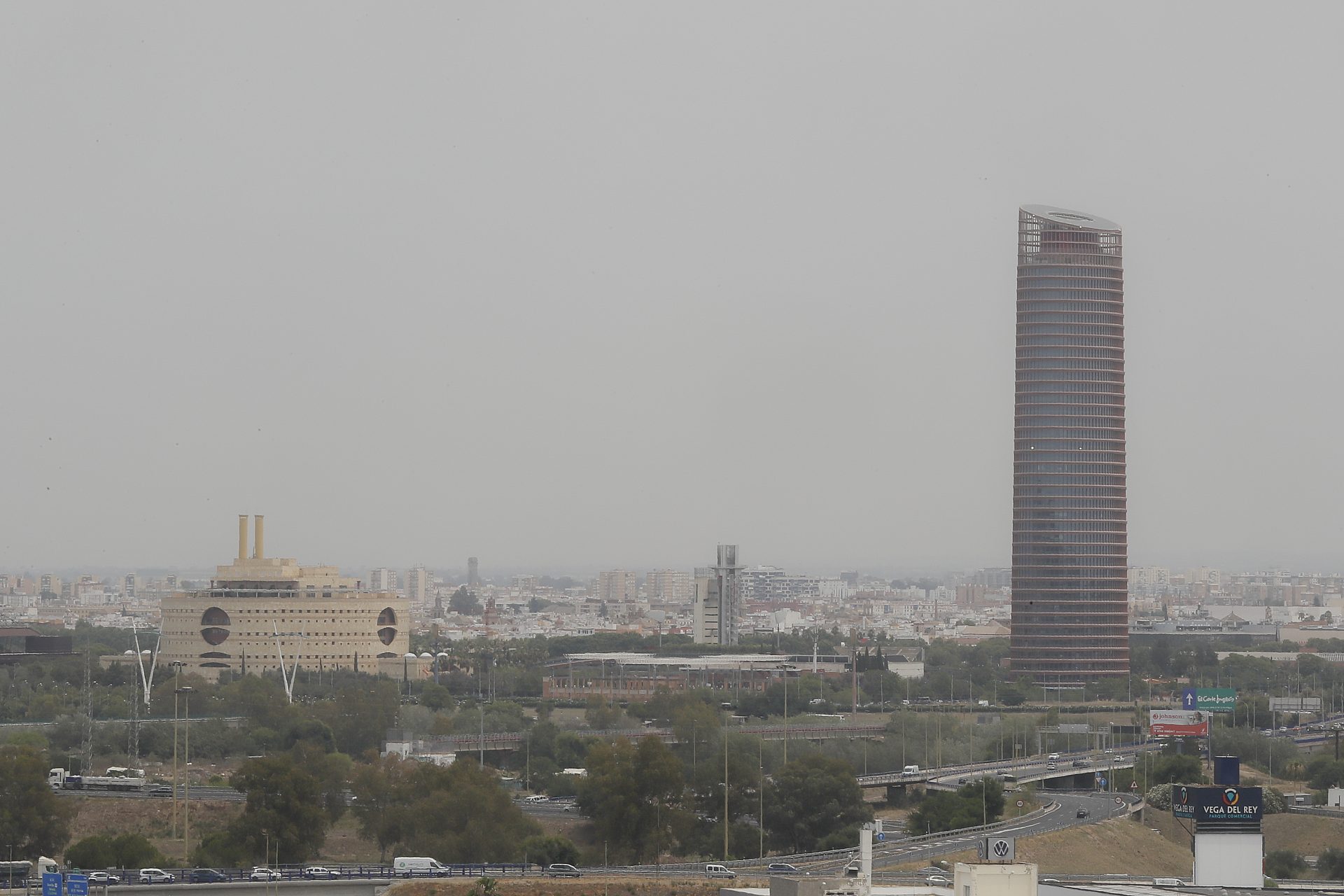 Sevilla bajo un cielo gris este miércoles debido al humo procedente de los fuegos en Canadá.