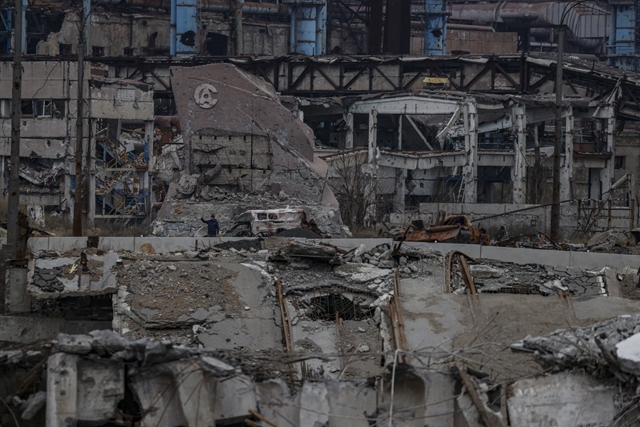 Logo de la acería Azovstal en medio de la destrucción
