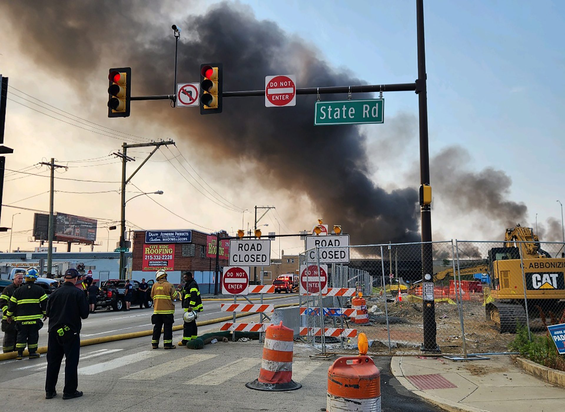 Fotografía cedida por el Departamento de Bomberos de Filadelfia que muestra el humo que sale de un camión en llamas en la carretera interestatal 95, cerca de Filadelfia, Pensilvania (EE.UU.), este 11 de junio de 2023. EFE/Departamento de Bomberos de Filadelfia
