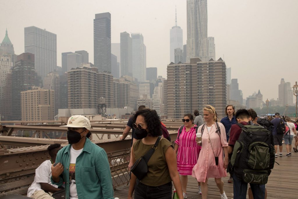 Personas se protegen del humo que afecta a Nueva York, este 7 de junio de 2023, debido a los incendios activos en Canadá. EFE/Sarah Yenesel