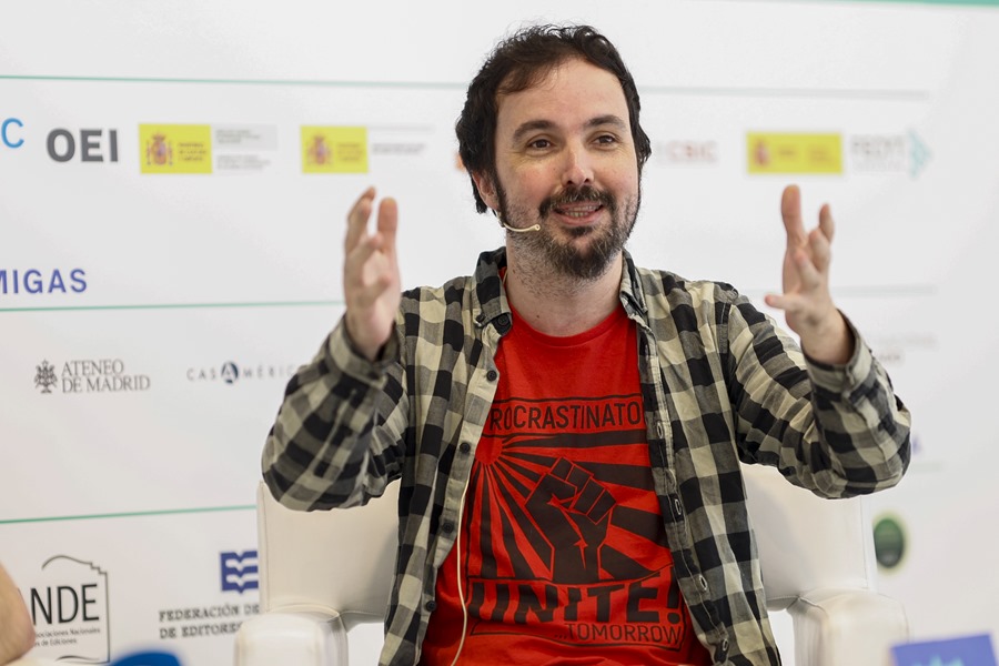 El dibujante y streamer Isaac Sánchez (c), autor de cómics como El Don, participa en el evento "El cómic, un acelerador de la ciencia", dentro de la jornada de actividades programadas por la Agencia EFE en la Feria del Libro de Madrid, este lunes.