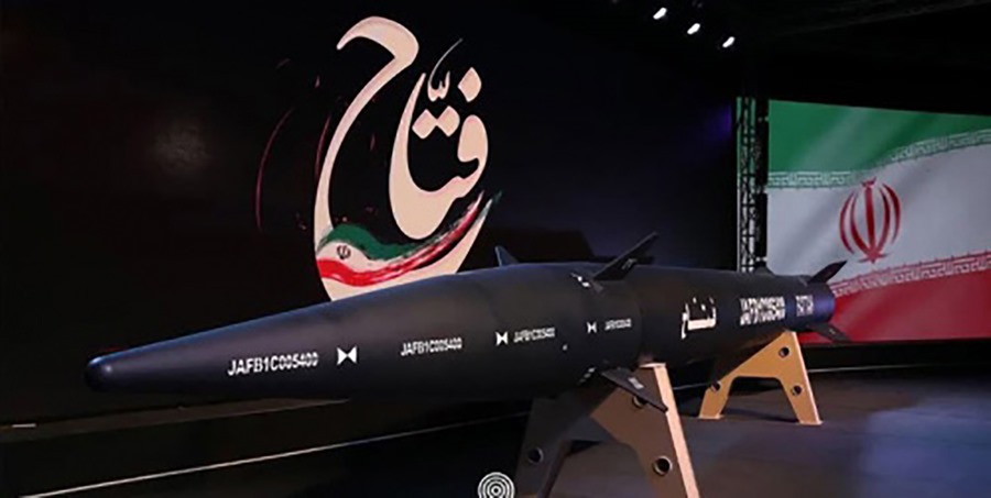 Foto de un folleto que muestra un misil Fattah (hipersónico) fabricado en Irán.