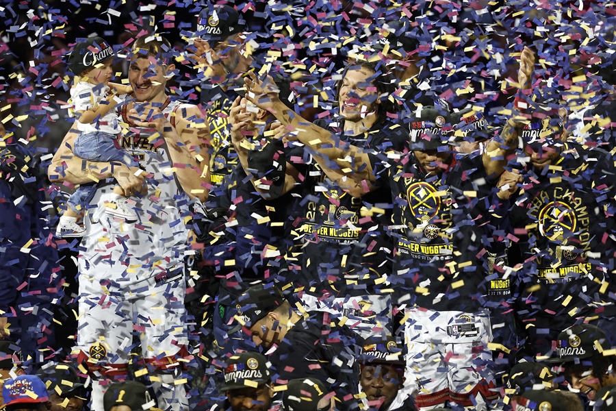 Jokic celebra el triunfo de la NBA