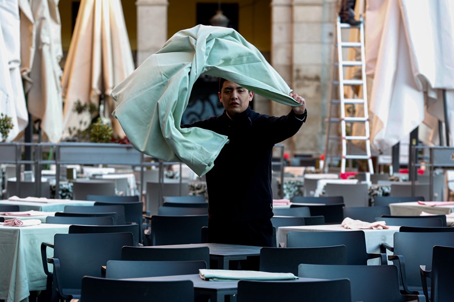 Un camarero prepara las mesas de una terraza en el centro de la capital, durante su jornada laboral. 