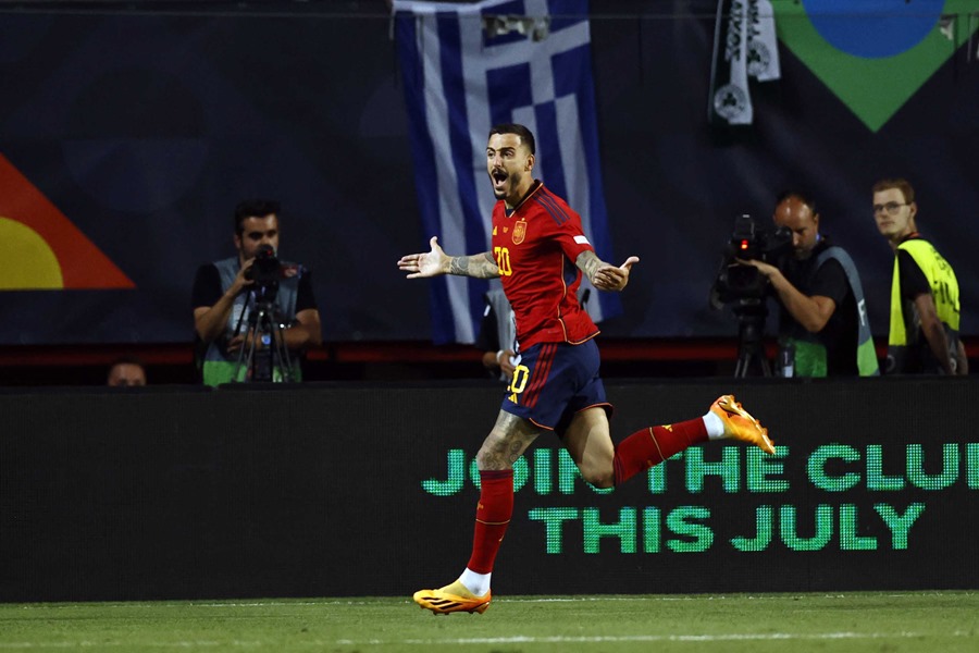 Joselu celebra un gol con la selección frente a Italia