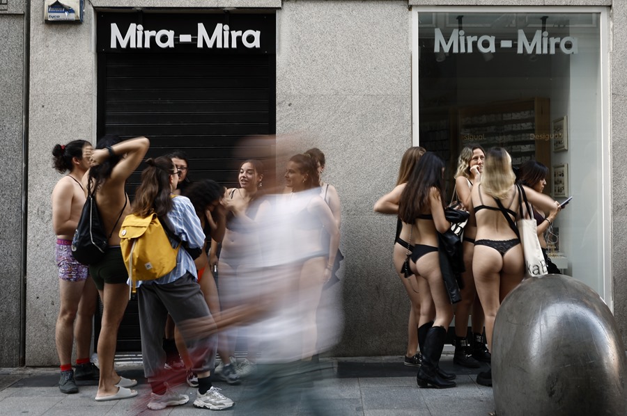 Varias personas en ropa interior esperan la apertura de una tienda de Desigual en Madrid.