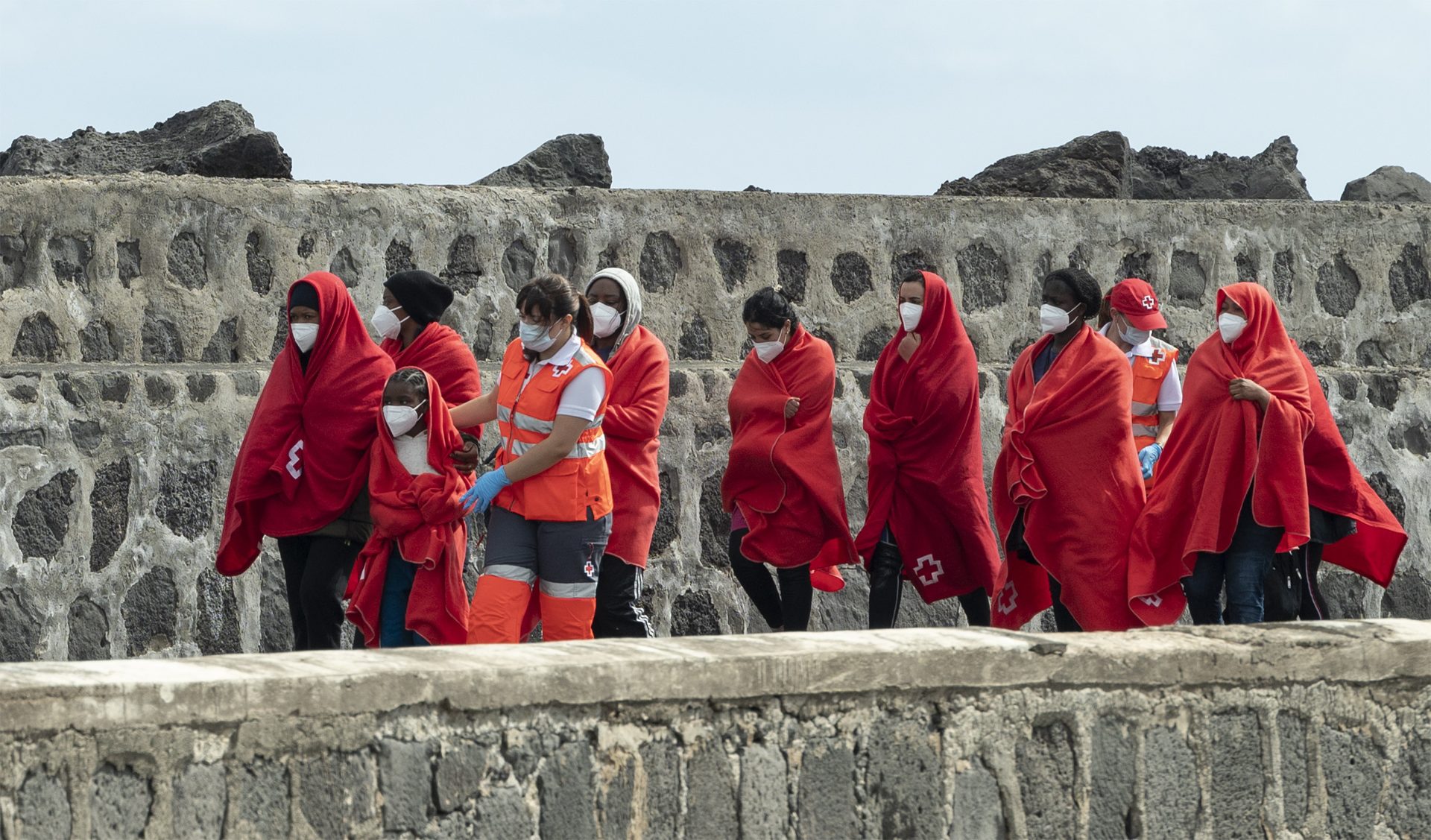 Foto de la llegada a tierra de 51 personas rescatadas en aguas próximas a Lanzarote el 13 de junio. EFE/Adriel Perdomo