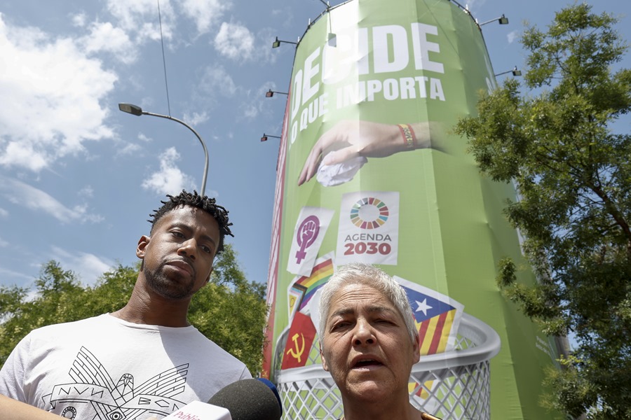 La presidenta de FELGTBI+, Uge Sangil (i), y el presidente de COGAM, Roni de la Cruz, en un acto para denunciar la lona publicitaria "del odio" que Vox ha desplegado en Madrid. 