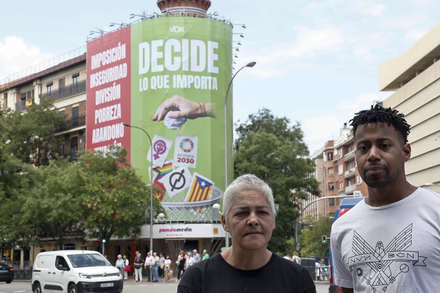 La presidenta de FELGTBI+, Uge Sangil (i), y el presidente del colectivo COGAM, Roni de la Cruz, en un acto para denunciar la lona publicitaria "del odio" que Vox en Madrid.