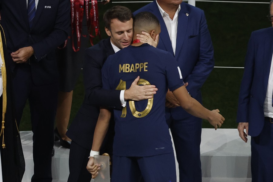 El futbolista Kylian Mbappe saluda al presidente de Francia Emmanuel Macron. EFE/Alberto Estevez/Archivo