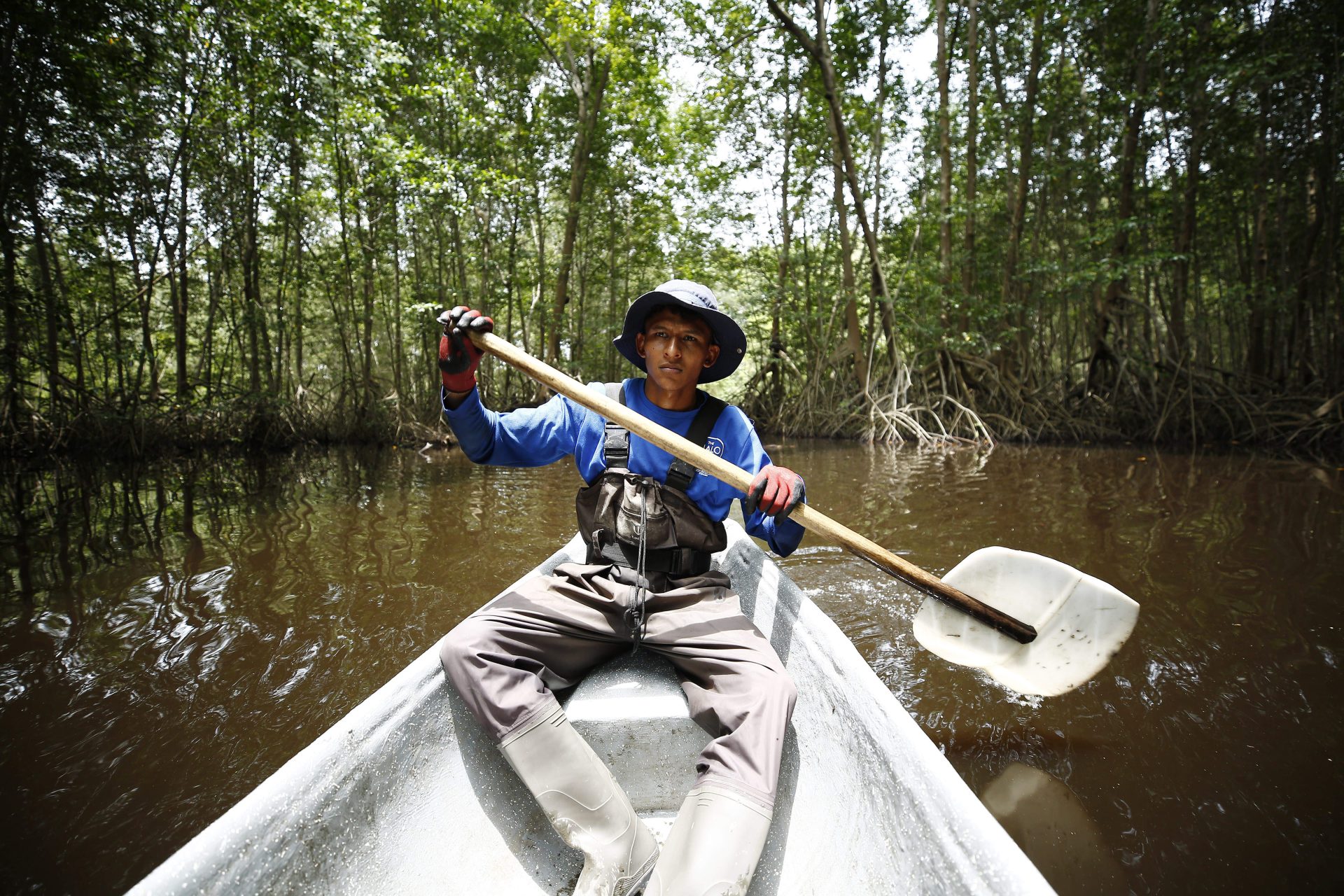 Carlos Soriano navega en una pequeña barca en una zona manglar, el 5 de junio de 2023, en Jiquilisco (El Salvador). EFE/Rodrigo Sura