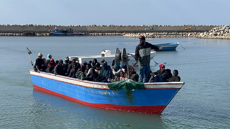 Migrantes, que fueron rescatados en el mar por la Guardia Costera de Libia después de que su bote se hundiera en el Mediterráneo, en abril