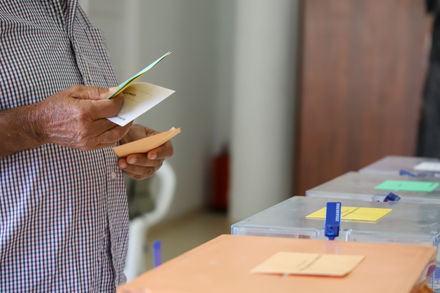 Una persona deposita su voto en una mesa electoral