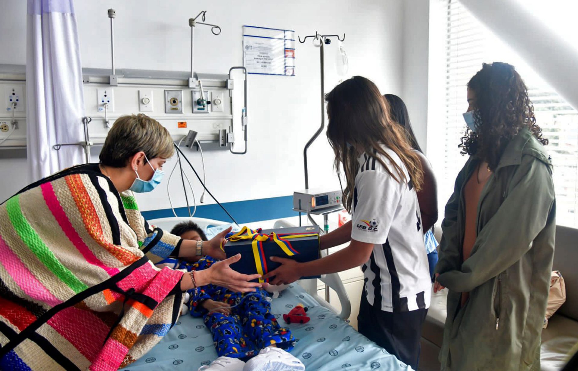 Fotografía cedida por la Presidencia de Colombia de la primera dama de Colombia, Verónica Alcocer (i), durante su visita hoy, a los niños rescatados en Bogotá (Colombia). EFE/Presidencia de Colombia