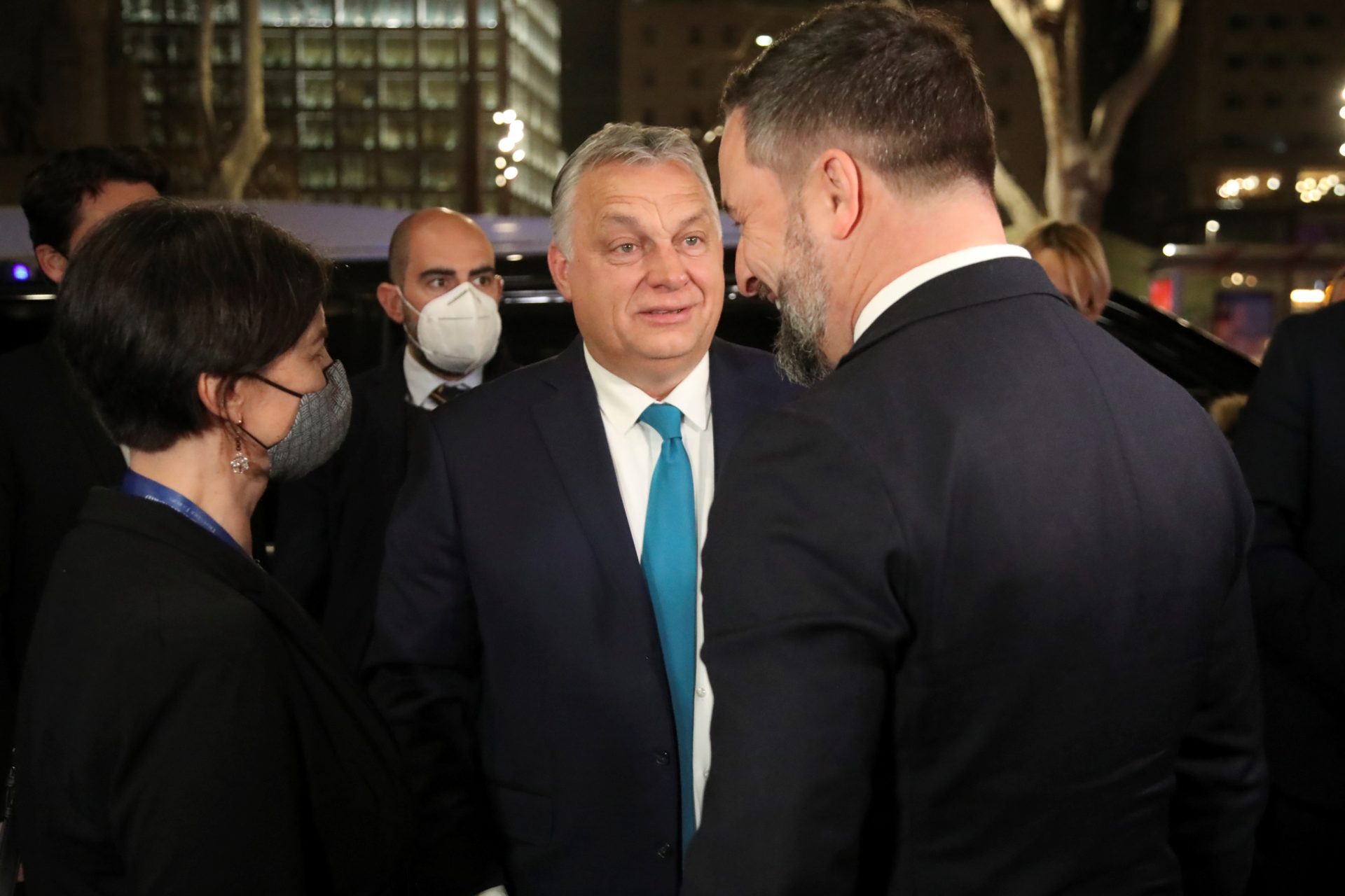 El primer ministro de Hungría, Viktor Orban (c), con el líder de VOX, Santiago Abascal, en una imagen de archivo.