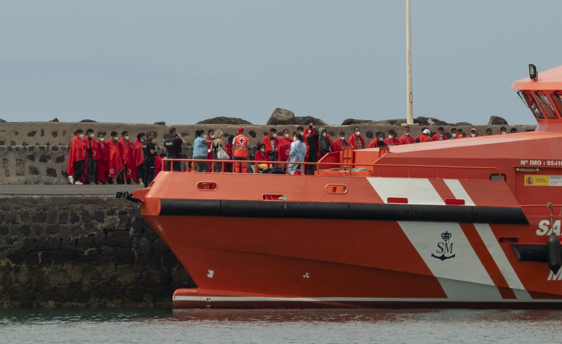 Llegada al puerto de Arrecife (Lanzarote) este jueves de la Guardamar Polimnia, con 46 hombres, siete mujeres y una niña de cuatro años rescatados en el Atlántico. EFE/Adriel Perdomo