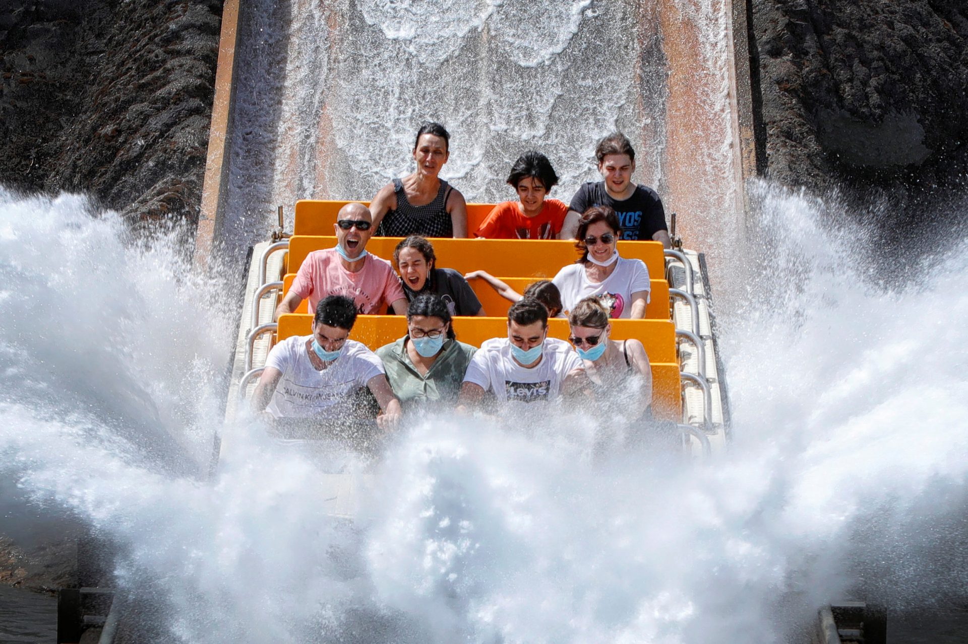 Visitantes disfrutan de la atracción “Tutuki Splash” en PortAventura World.