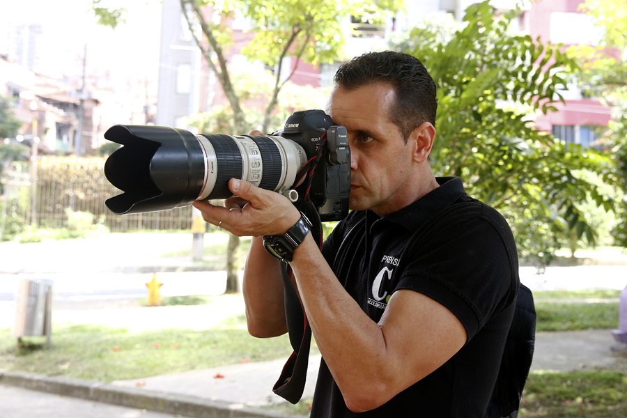 El fotógrafo colombiano Manuel Saldarriaga (d) 