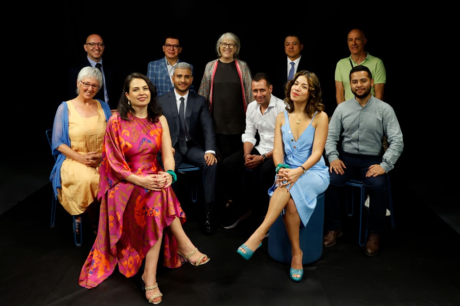 Los galardonados en los Premios Internacionales Rey de España de Periodismo 2023 posan junto a la presidenta de la Agencia EFE, Gabriela Cañas (c).