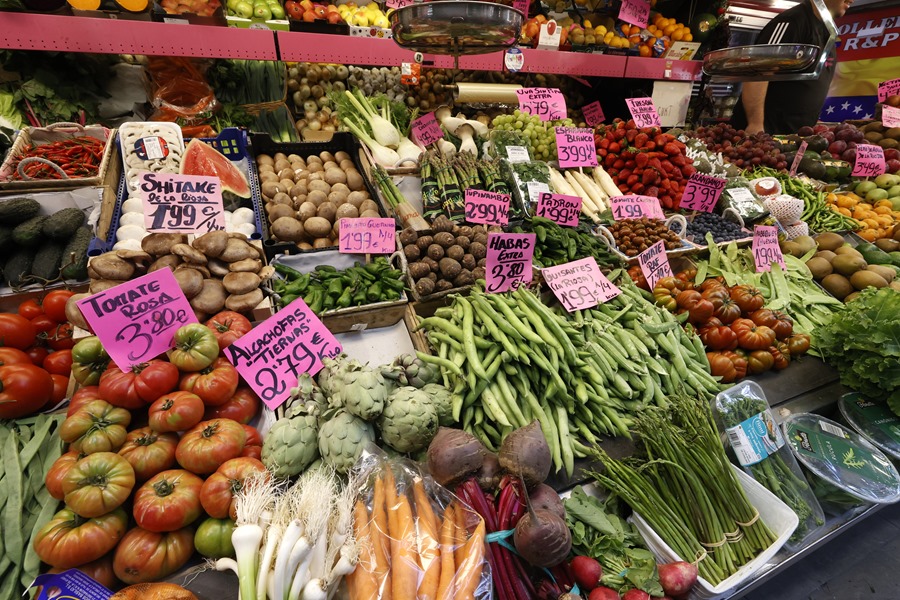 Vista de un puesto con frutas y hortalizas en un mercado de Madrid.