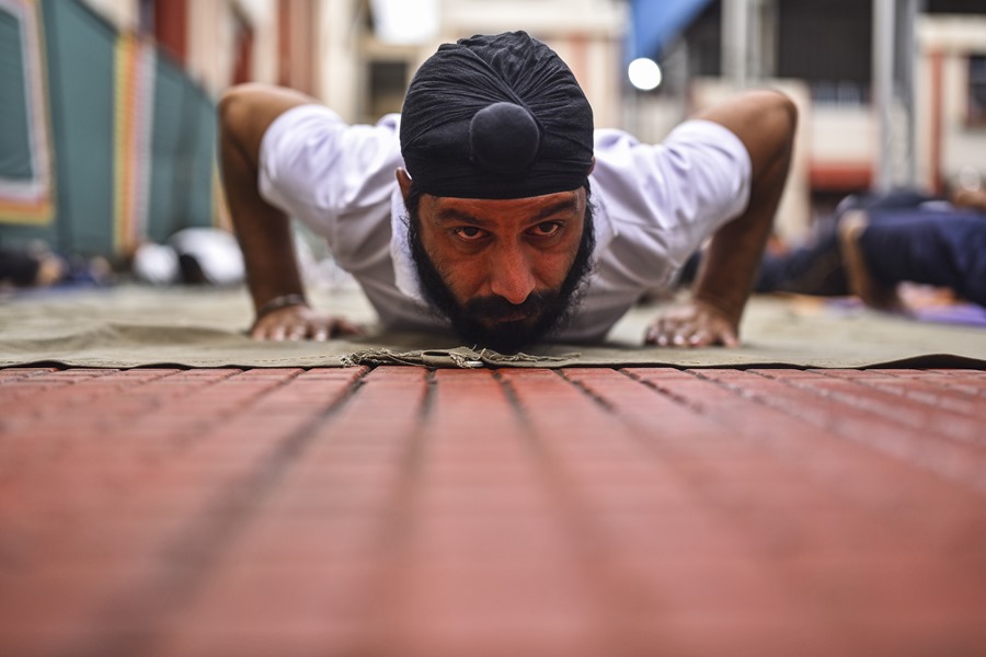 Un hombre practica yoga en la India, donde hoy se ha batido un récord Guinness. 