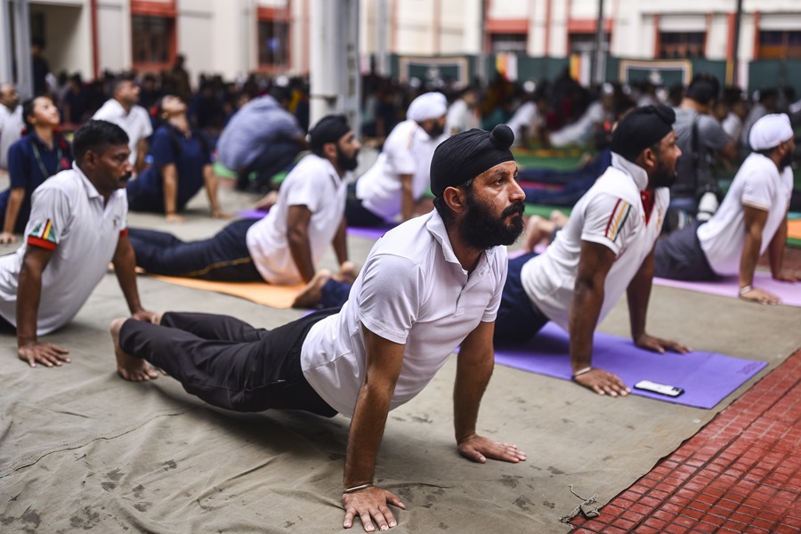Un grupo de personas practica yoga en la India, donde se ha batido un nuevo récord Guinness.