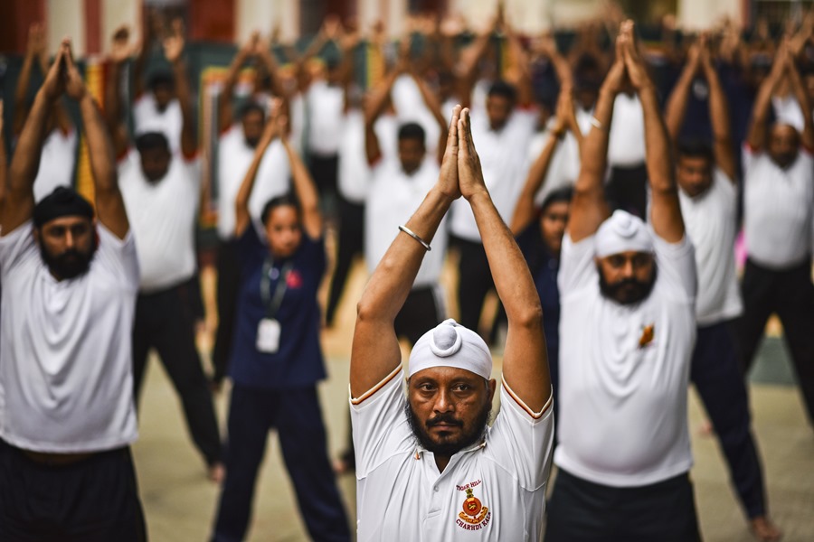 Un grupo de personas realizan yoga al mismo tiempo en la India, donde se ha batido un nuevo récord Guinness.