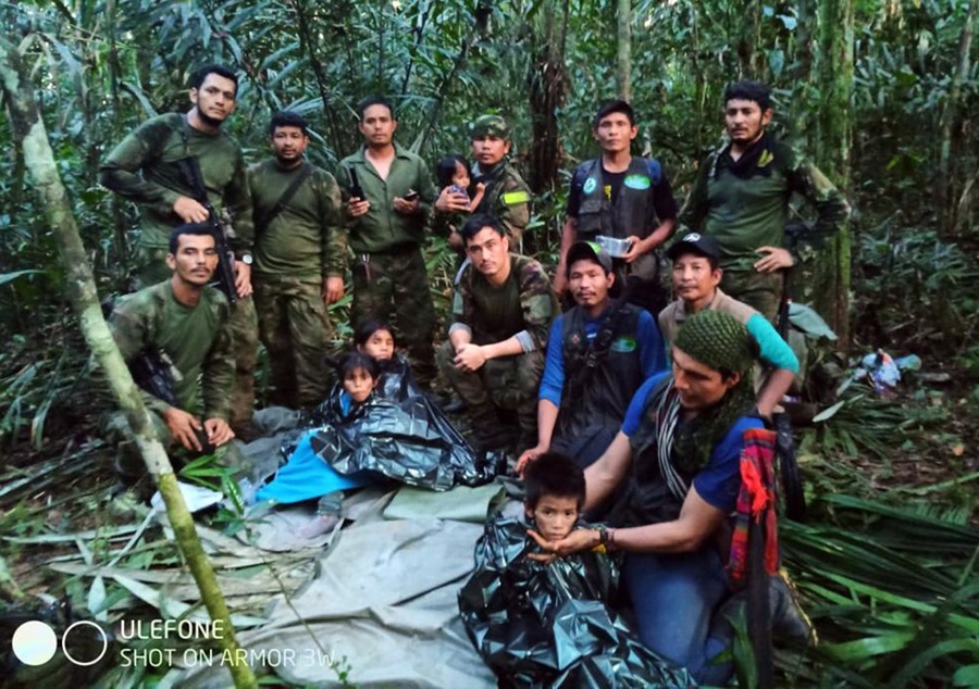 Fotografía cedida hoy por las Fuerzas Militares de Colombia que muestra a soldados e indígenas junto a los niños rescatados.