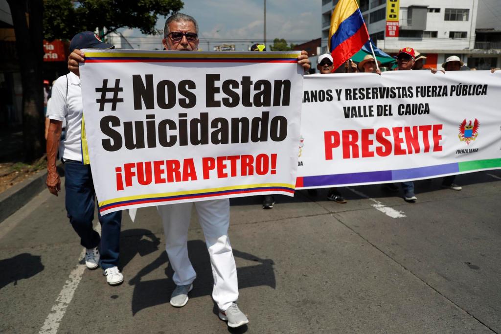 Manifestantes con pancartas y arengas en contra del Gobierno, recorren hoy las calles en Cali (Colombia). EFE/Ernesto Guzmán Jr.

