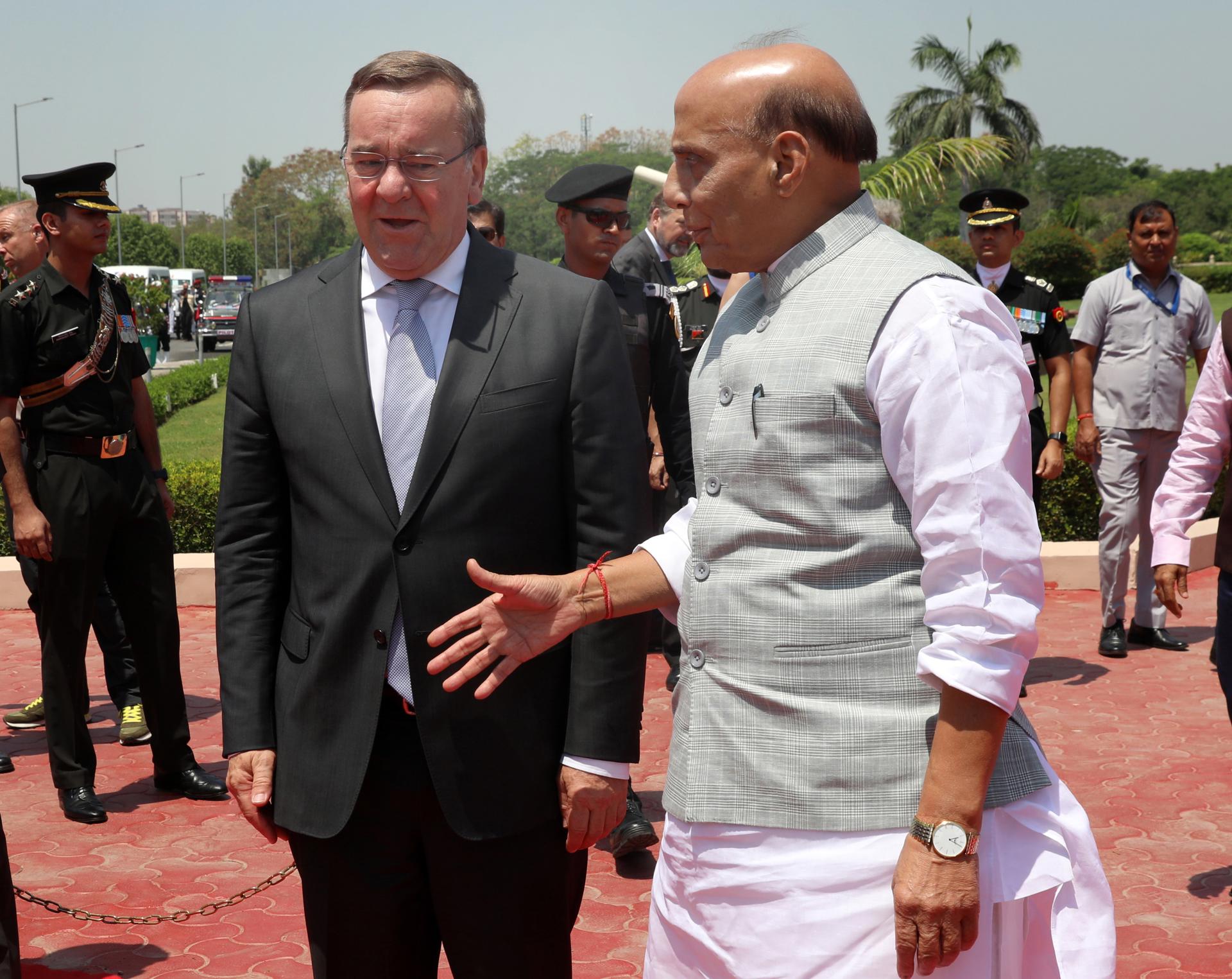 Indian Defence Minister Rajnath Singh (R) and German Federal Minister of Defence Boris Pistorius during a welcome ceremony at Manekshaw Centre, Delhi Cantt, New Delhi, India, 06 June 2023. EFE-EPA/RAJAT GUPTA Coverage code no. 18385