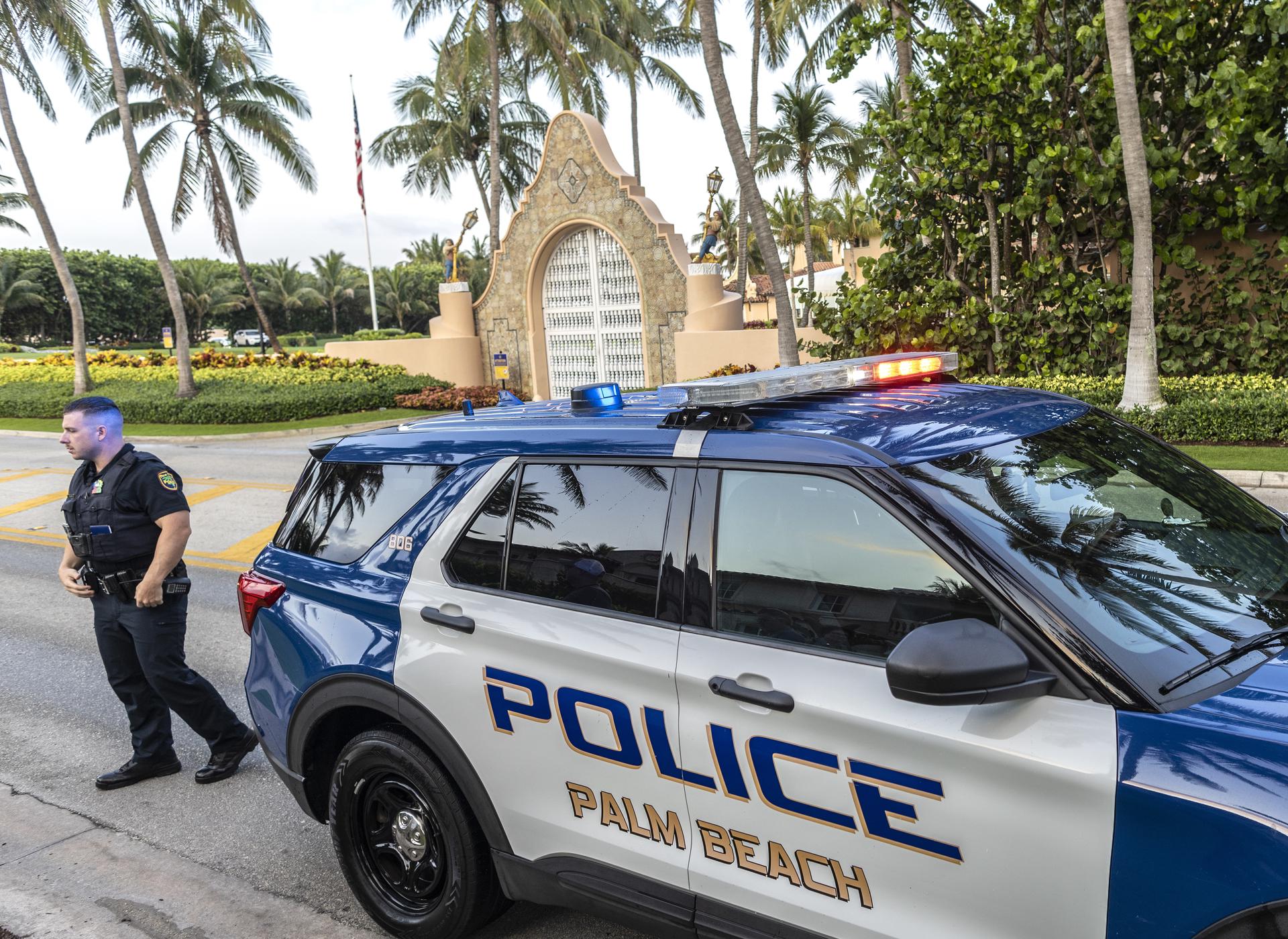 A police officer stands in front of the Former President Donald Trump's Mar-a-Lago resort in Palm Beach, Florida, USA, 03 April 2023. EFE-EPA FILE/CRISTOBAL HERRERA-ULASHKEVICH
