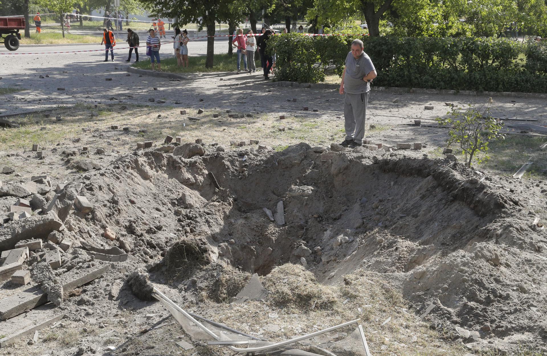 A person stands next to a shell crater near a residential building after a missile strike in Kyiv (Kiev), Ukraine, 01 June 2023, amid the Russian invasion. EFE-EPA/SERGEY DOLZHENKO