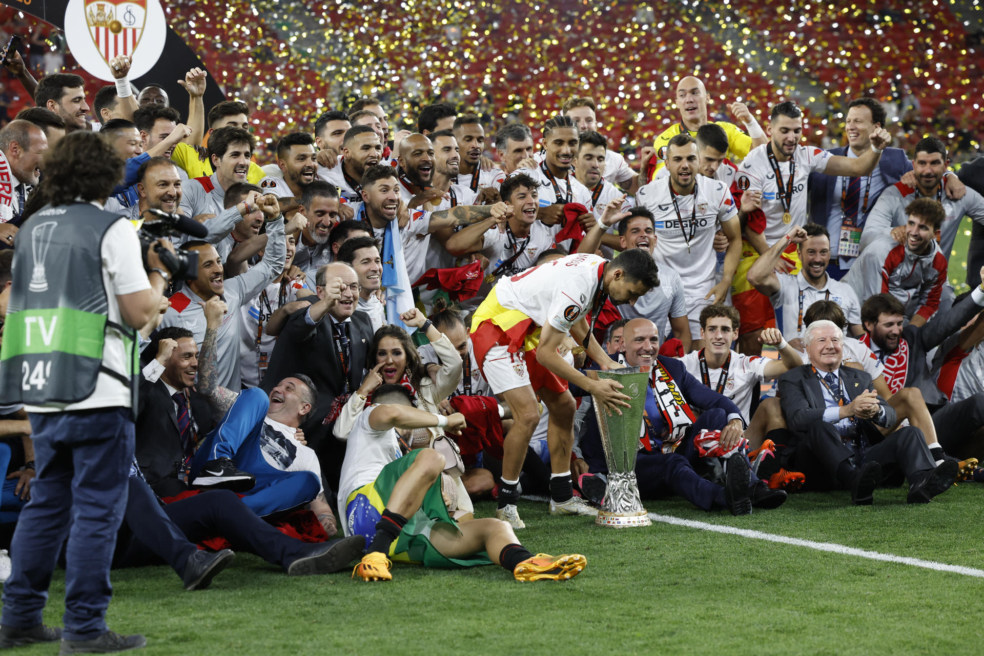 Sevilla players pose with the trophy after defeating AS Roma in the UEFA Europa League final at Puskas Arena in Budapest on 31 May 2023. EFE/Julio Munoz