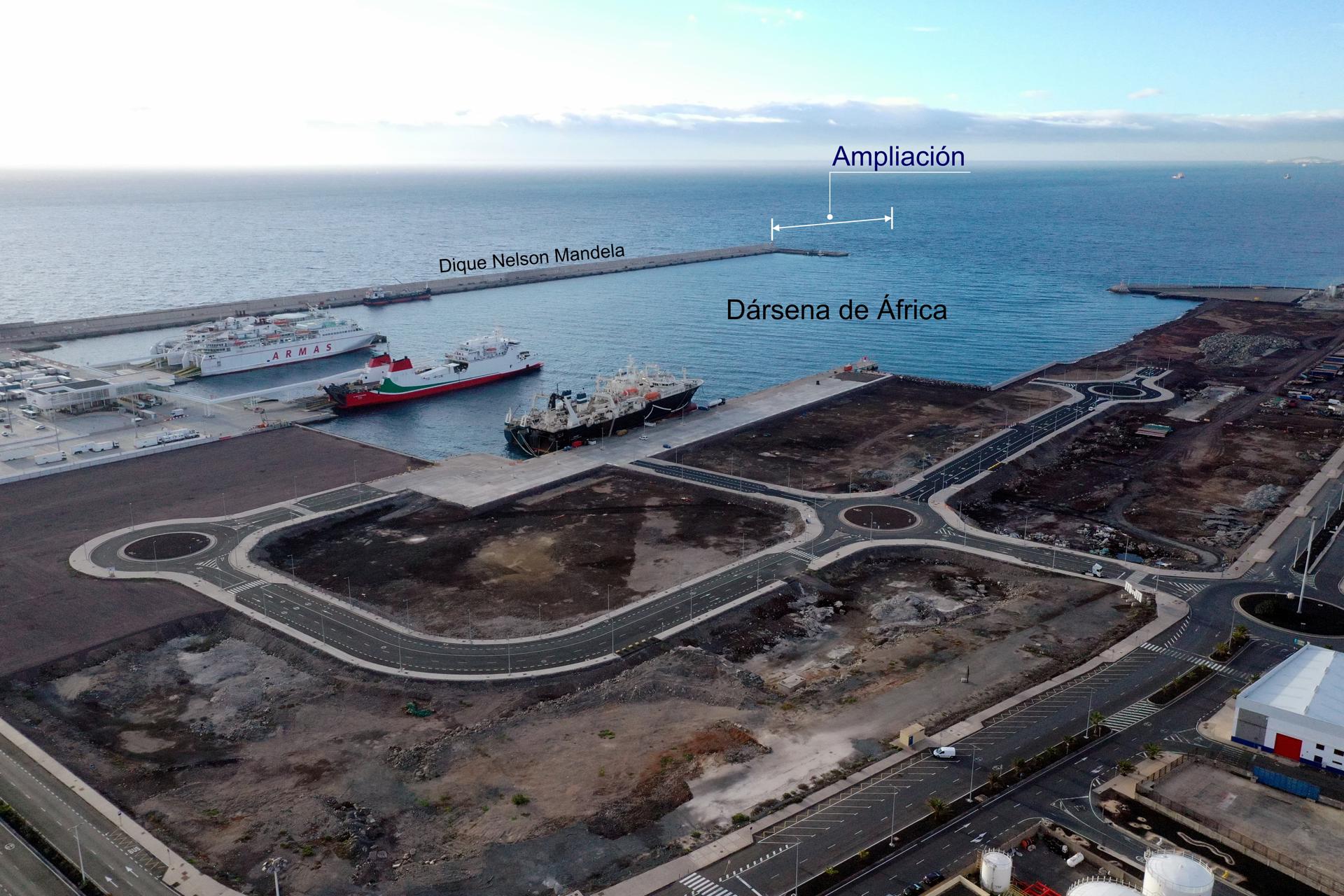 Vista general del dique Nelson Mandela (antes denominado de La Esfinge) del Puerto de Las Palmas de Gran Canaria.