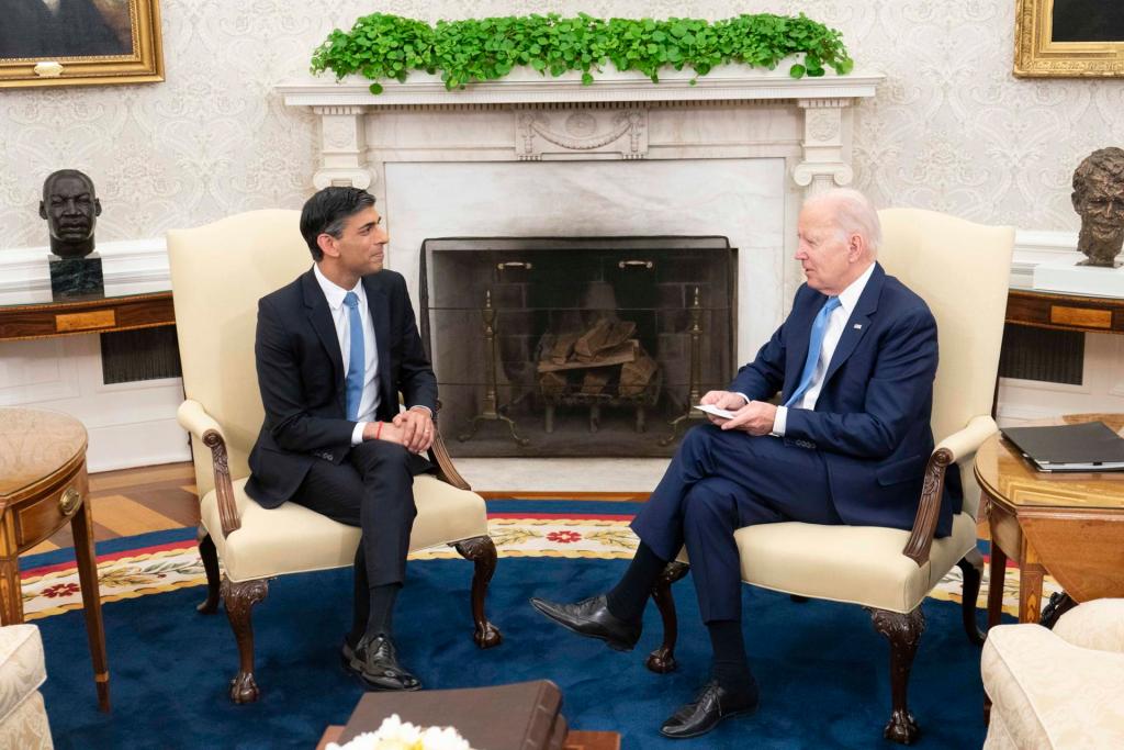 El primer ministro de Reino Unido, Rishi Sunak (i), y el presidente estadounidense, Joe Biden (d), se reúnen,  este 8 de junio de 2023, en la Oficina Oval de la Casa Blanca, en Washington. EFE/Bonnie Cash

