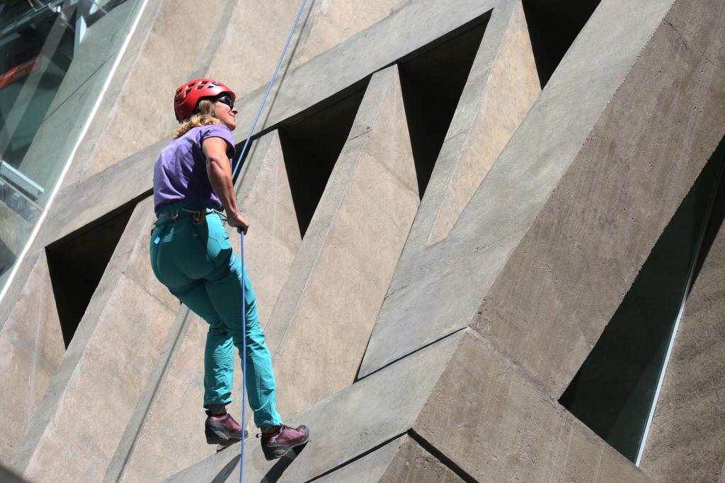 La escaladora macedonia Ilina Arsova realiza hoy una demostración en La Paz (Bolivia). EFE/Luis Gandarillas
