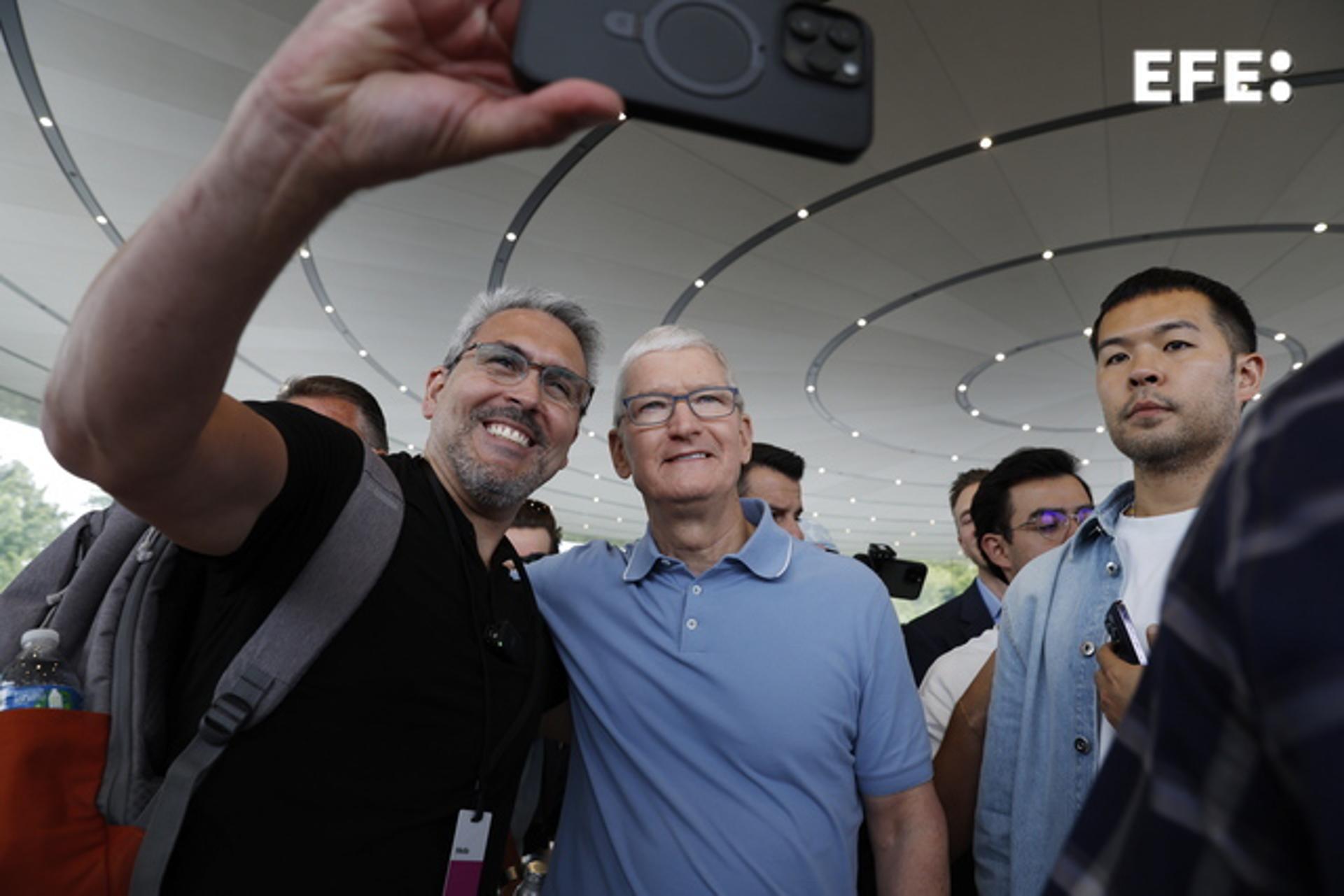 Cupertino, California (United States), 05/06/2023.- Apple CEO Tim Cook poses (C) for a photo as he greets developers and members of the media as they photograph and examine products following the keynote address for the 2023 Apple Worldwide Developers Conference (WWDC) on the Apple Park campus in Cupertino, California, USA, 05 June 2023. EFE/EPA/JOHN G. MABANGLO